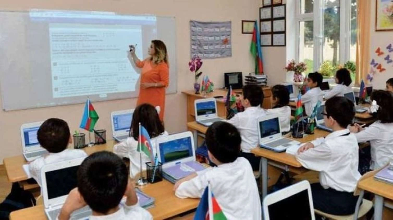 Müəllimlərin geyimi ilə bağlı qanun qəbul edildi