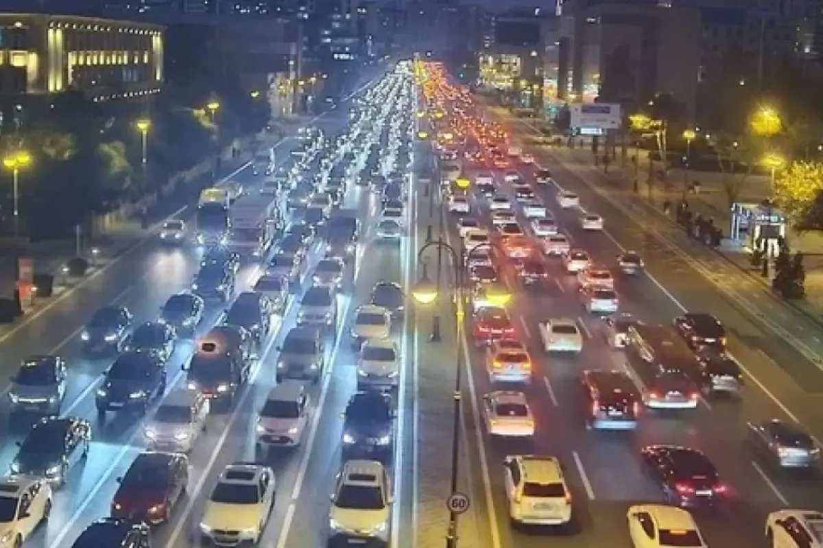 Əhali də, maşınlar da artır: Tıxacdan çıxış yolu nədir?