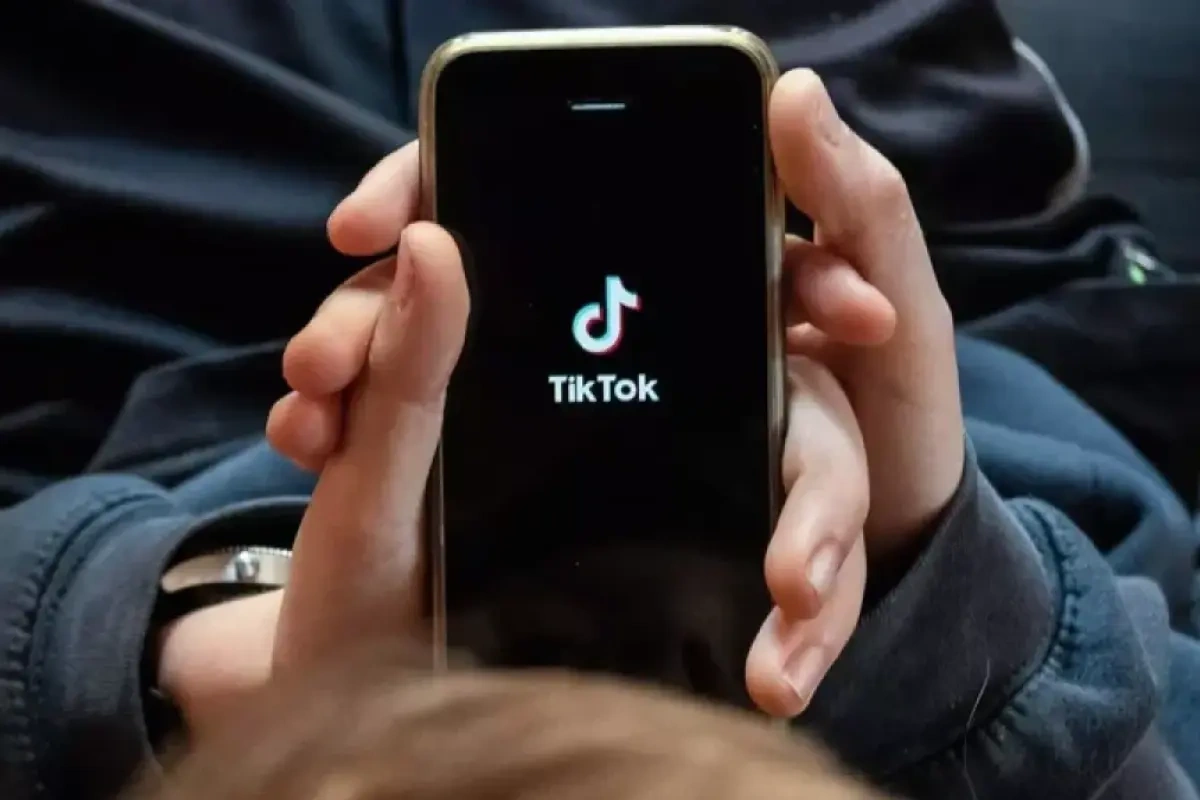 "TikTok"da canlı yayımda öpüşdüyü üçün cəzalandı