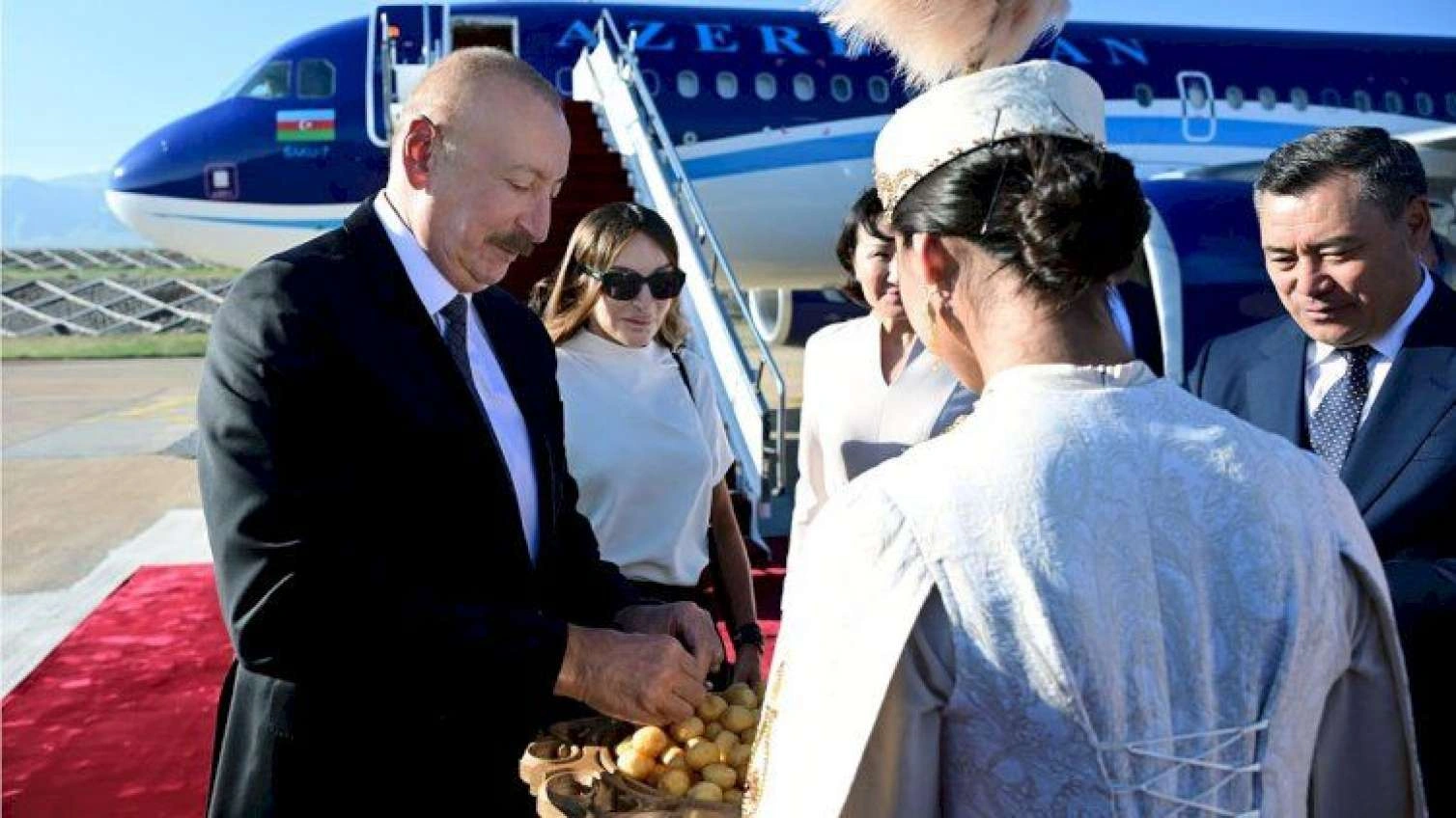 Prezidentlə xanımı Qırğızıstana getdi - FOTO