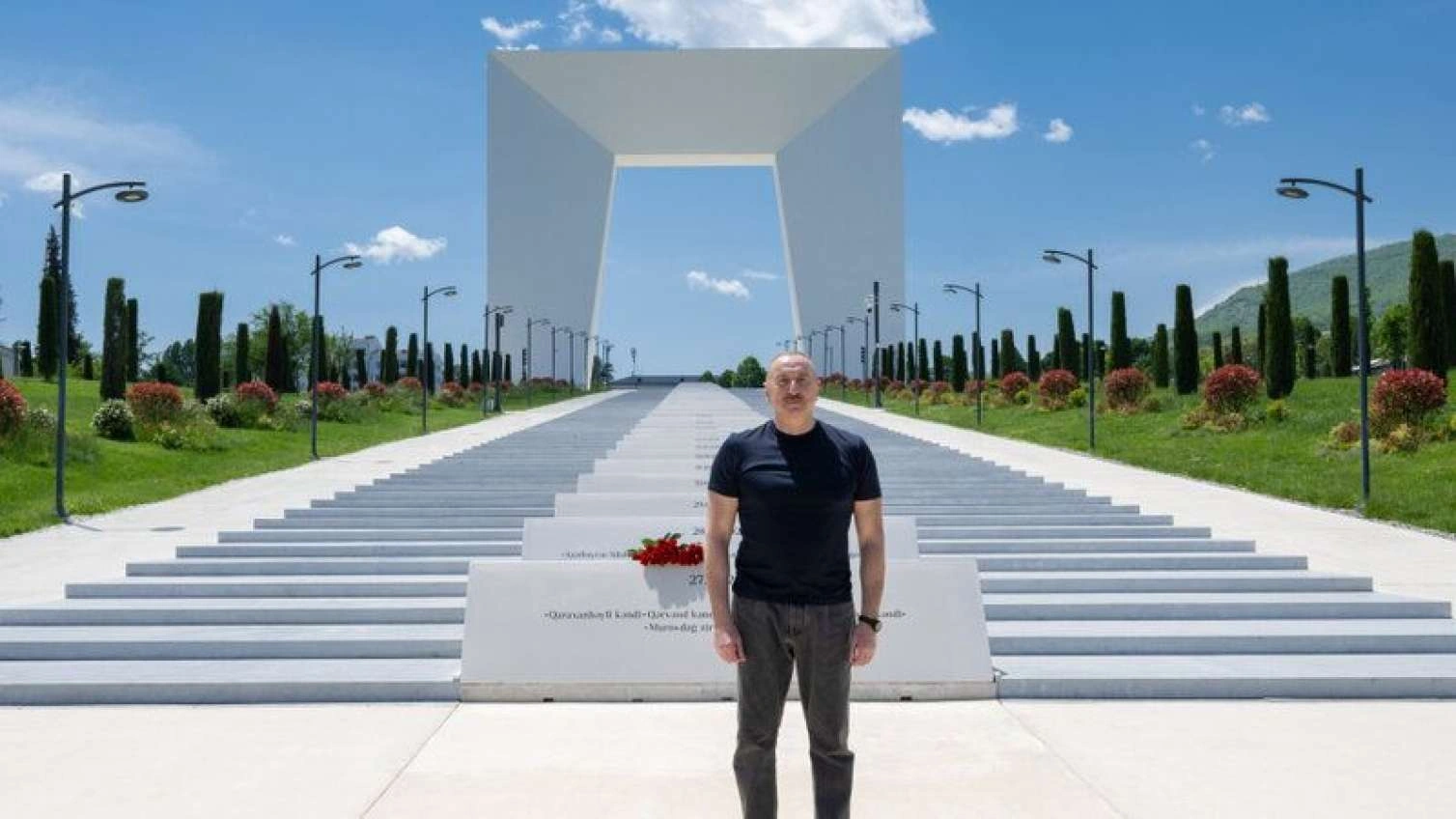 İlham Əliyev Xankəndidəki Zəfər parkında