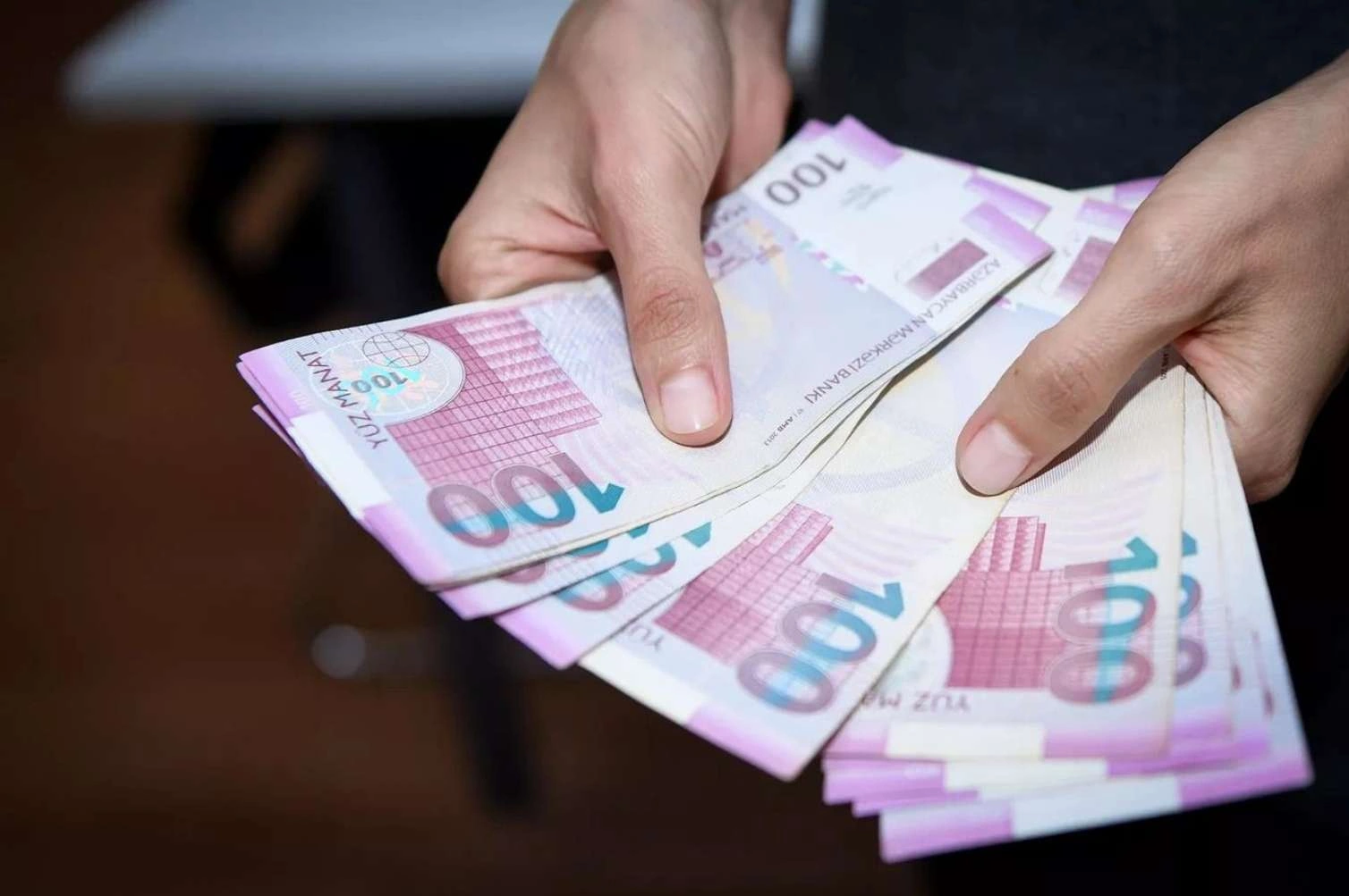 Yeni 100 manatlıq əsginas dövriyyəyə buraxıldı