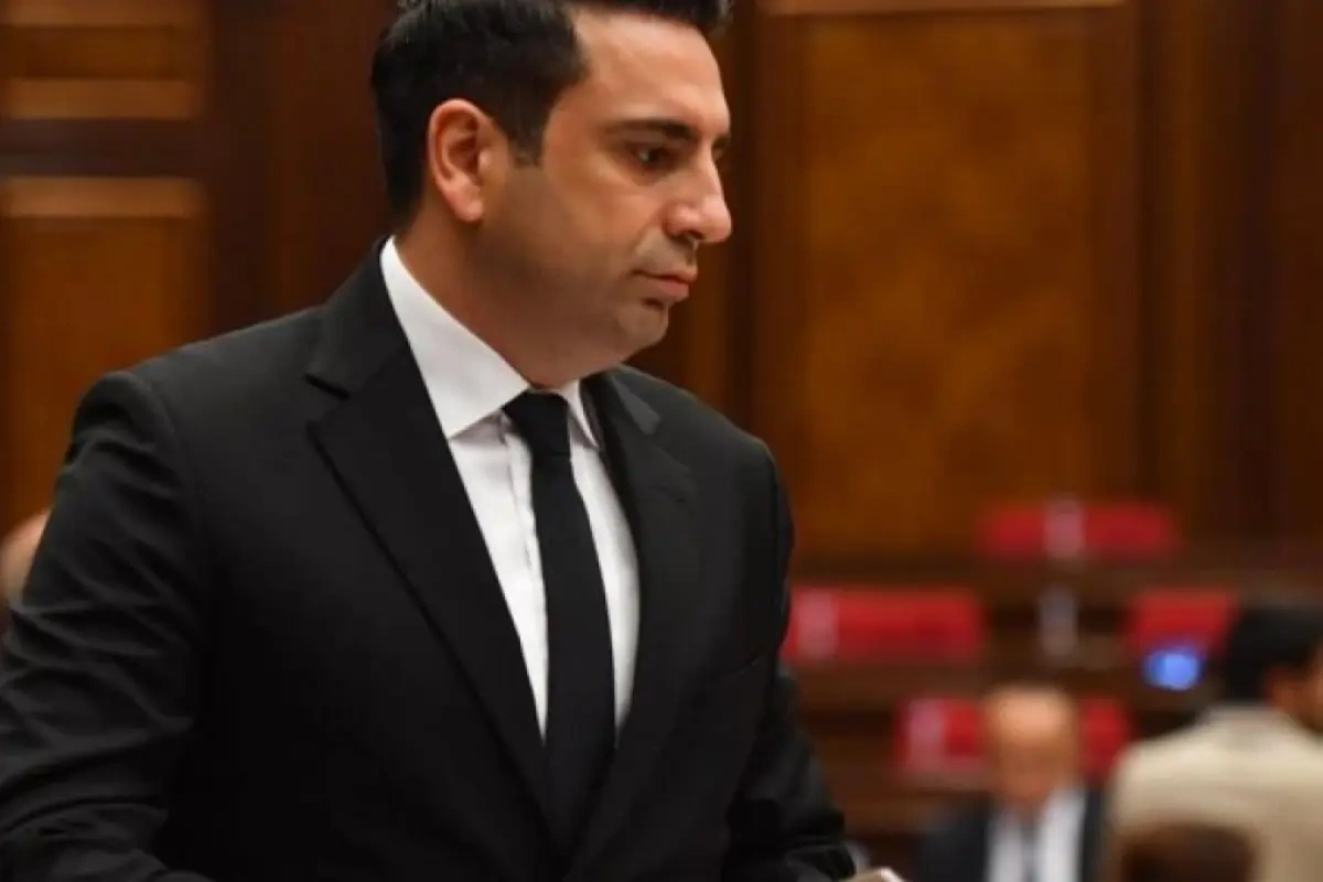 Simonyan özündən 20 yaş kiçik modellə nikah bağlayır