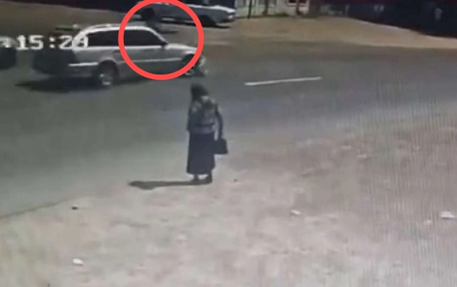 Anasının gözləri qarşısında maşın vurub öldürdü
