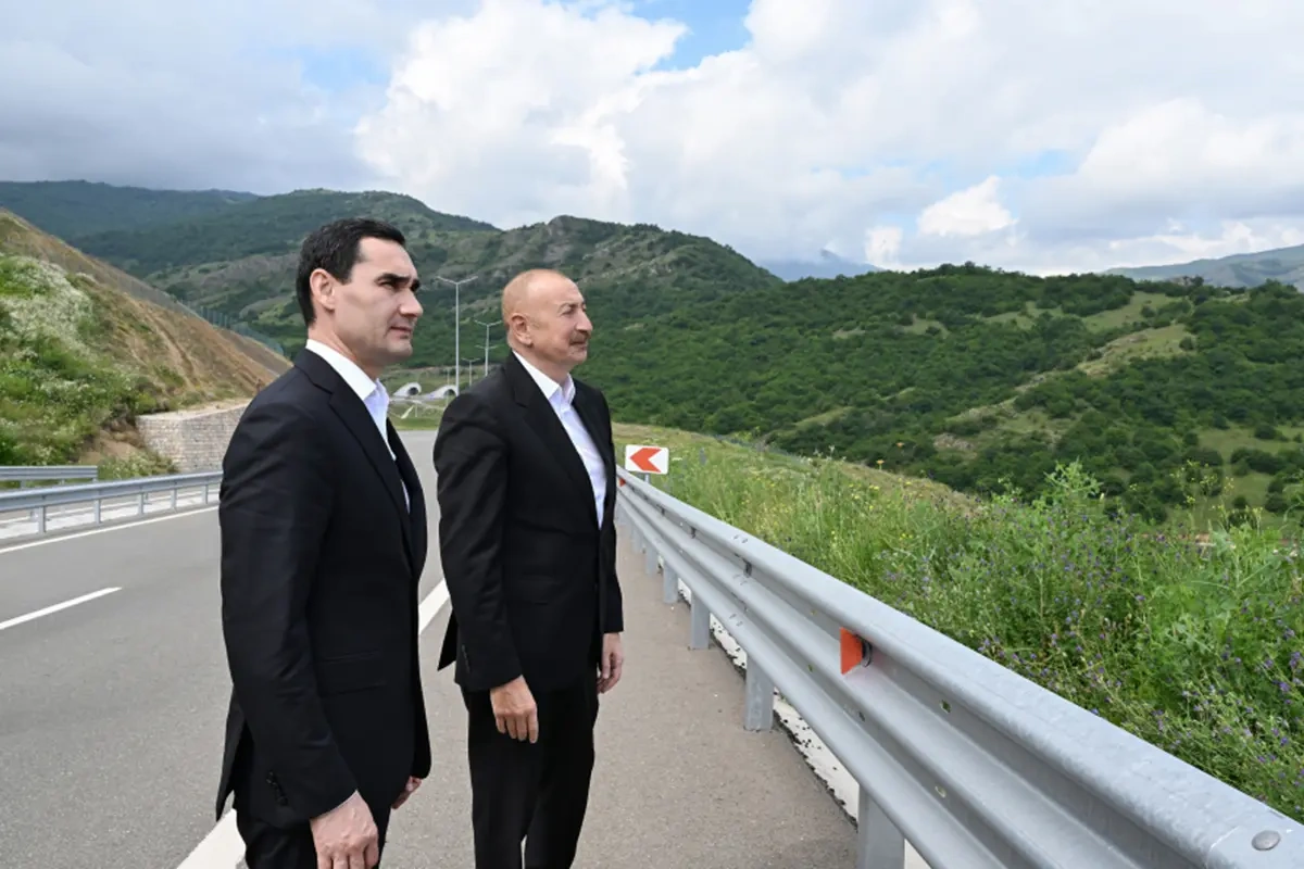 Daşaltı kəndinin fonunda - Fotolar