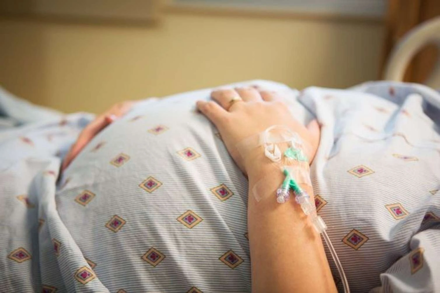 Antibiotik vurulan 5 aylıq hamilə qadın öldü