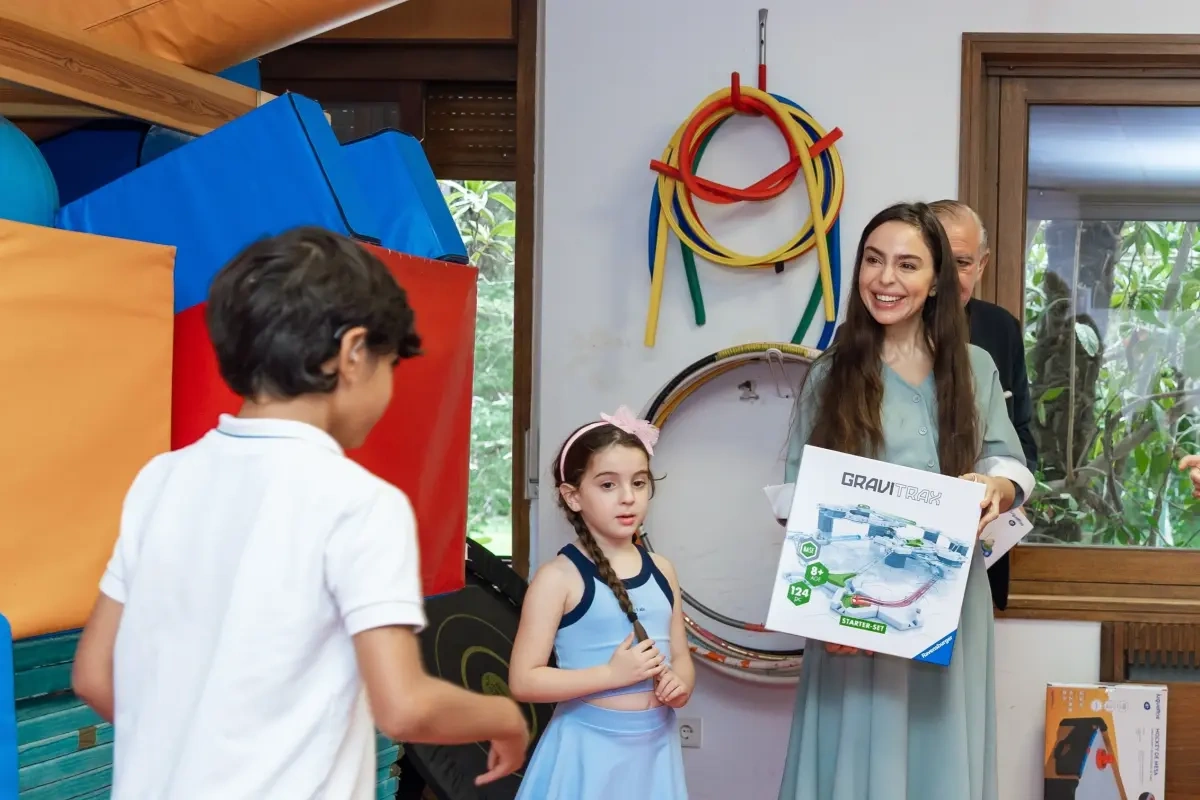 Leyla Əliyeva Madriddə qayğıya ehtiyacı olan uşaqlar üçün məktəbdə - FOTOLAR