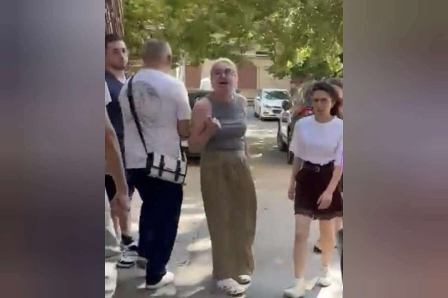 Bakıda qonşular arasında DAVA: Qadın yolu