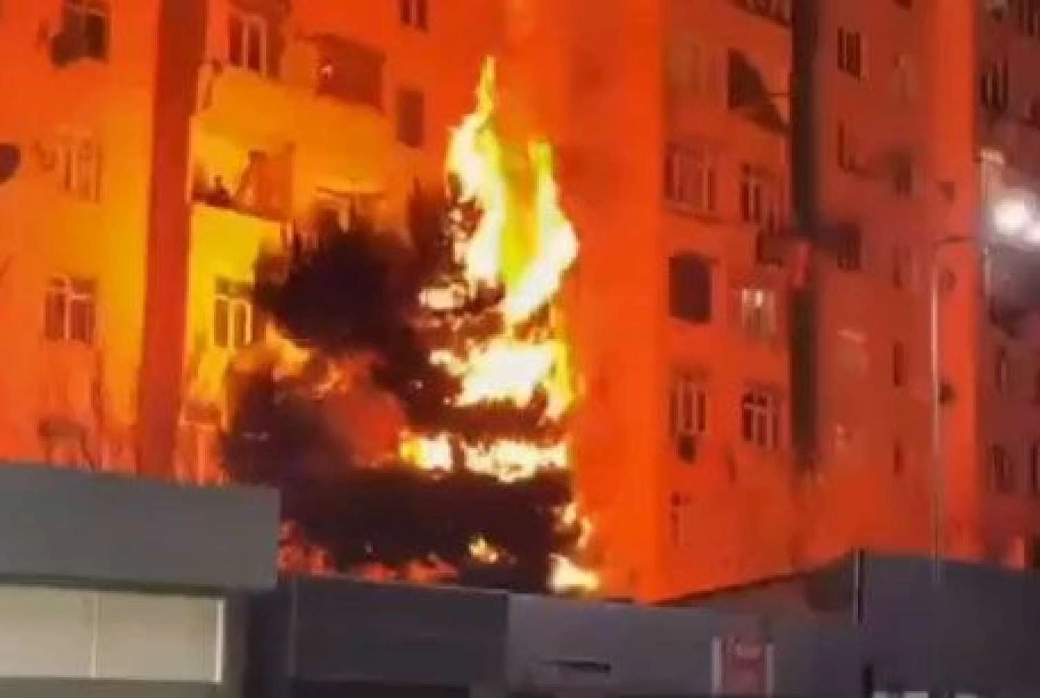 Bakının mərkəzində yanğın: Nazirlik əməkdaşları hadisə yerinə gəldi