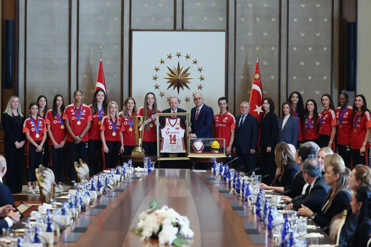 Qızıl medallı voleybolçular Ərdoğanın qəbulunda – FOTOLAR