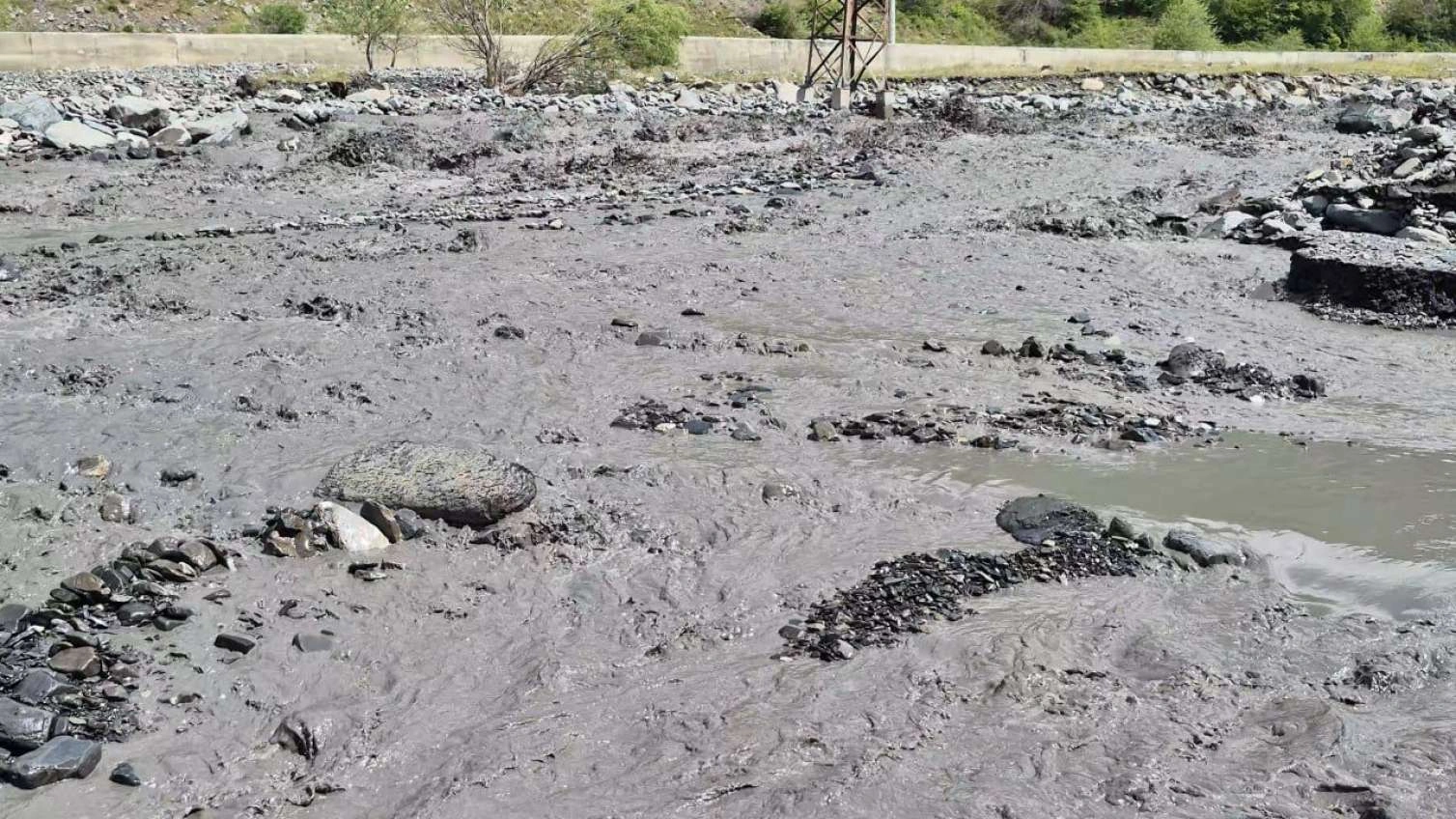 Güclü sel Laza kəndinə gedən yolu yararsız hala saldı - Foto
