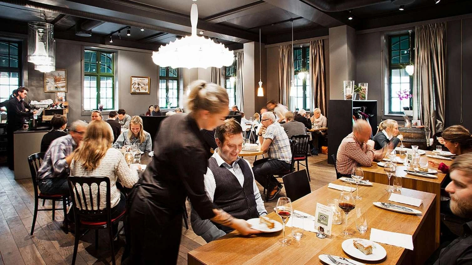 Restoranlarda servis haqqı