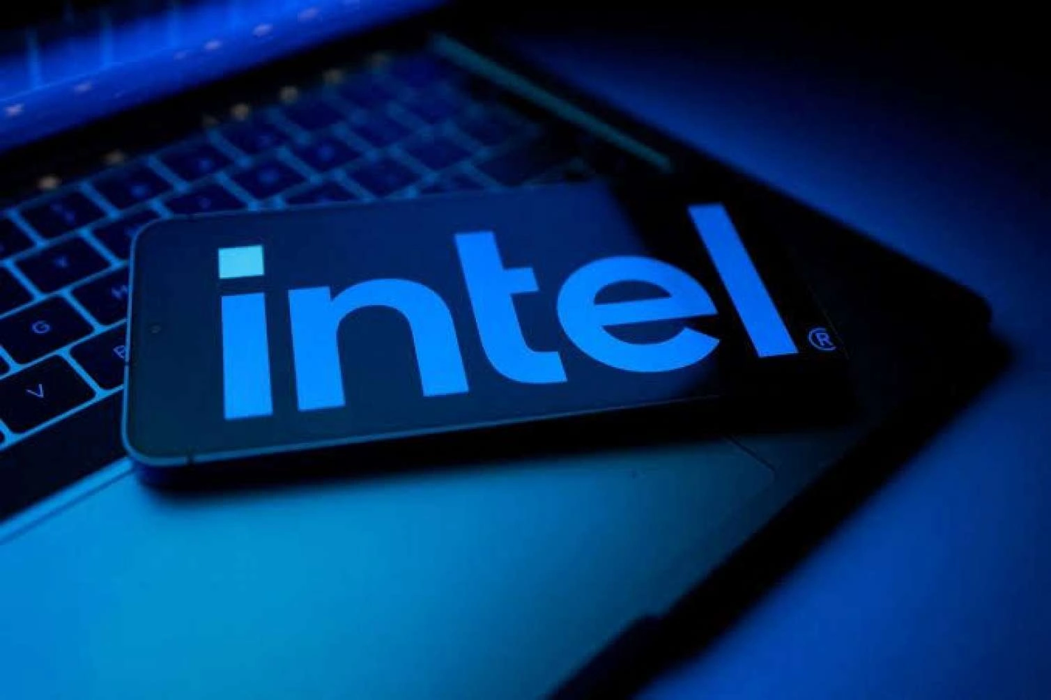 “Intel” 15 milyard dollarlıq səhm satmaq istəyir
