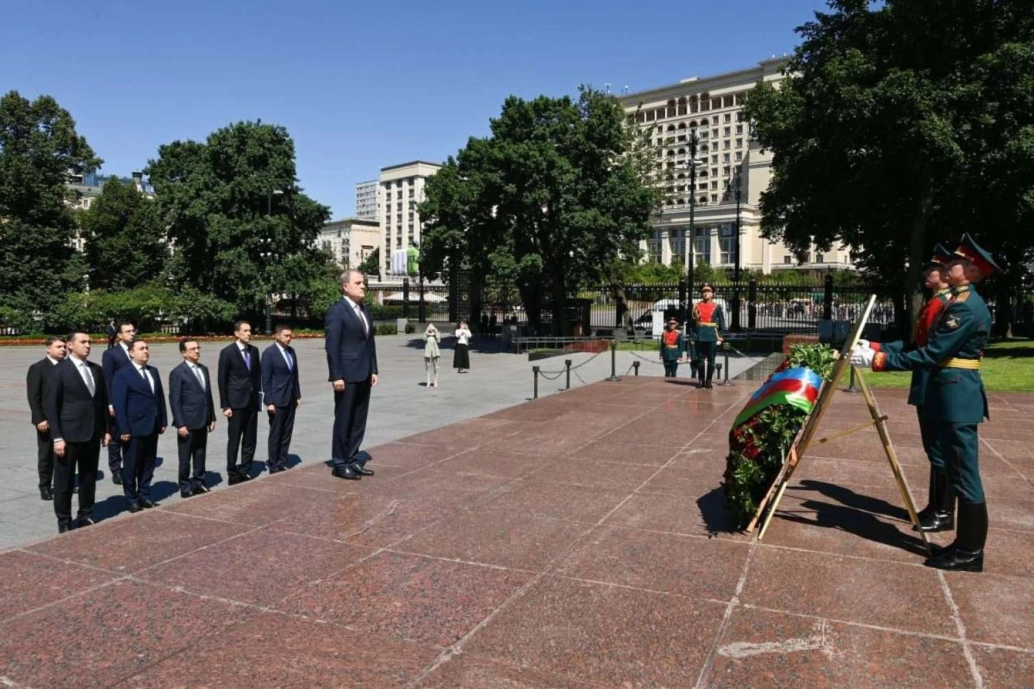 Bayramov Moskvada "Naməlum əsgər" məzarını ziyarət etdi