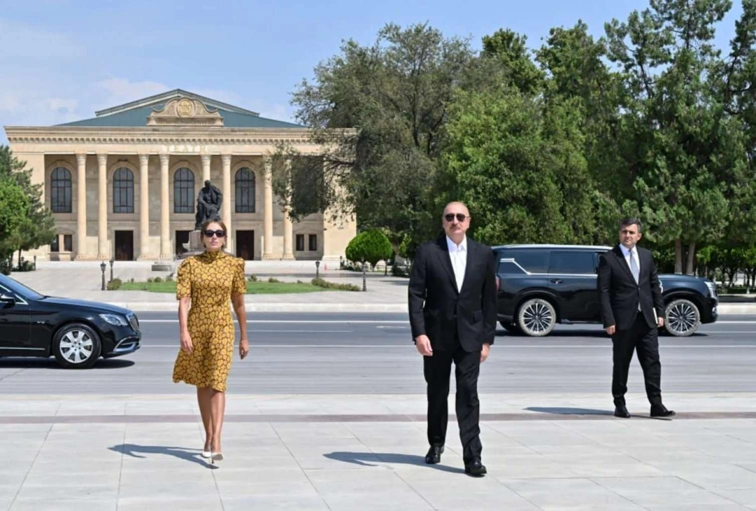 İlham Əliyev və xanımı Heydər Əliyev abidəsini ziyarət etdi
