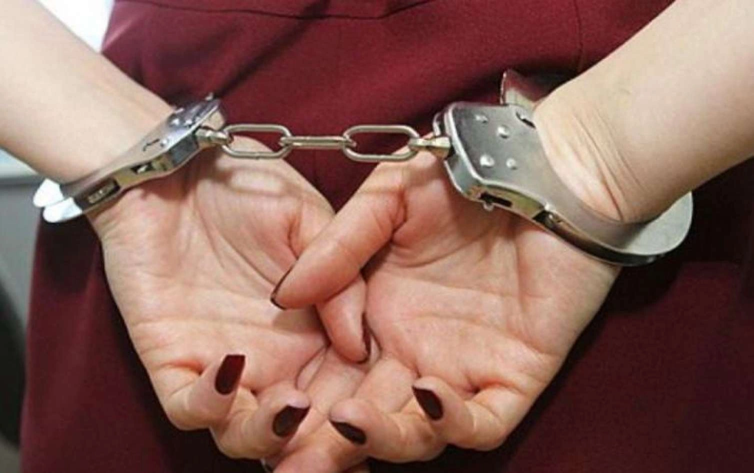 18 yaşlı qız tanışı olan oğlanı bıçaqladı