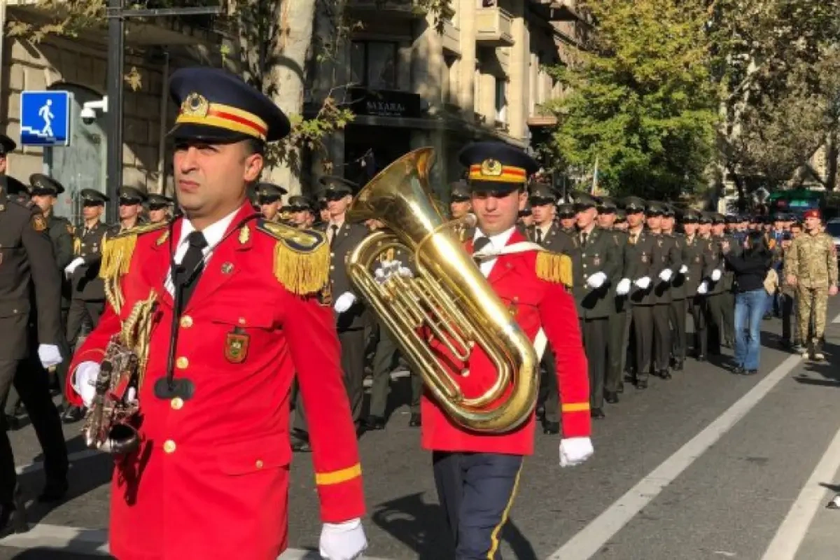 Bakıda hərbi orkestrlərin müşayiəti ilə yürüşlər başladı - CANLI
