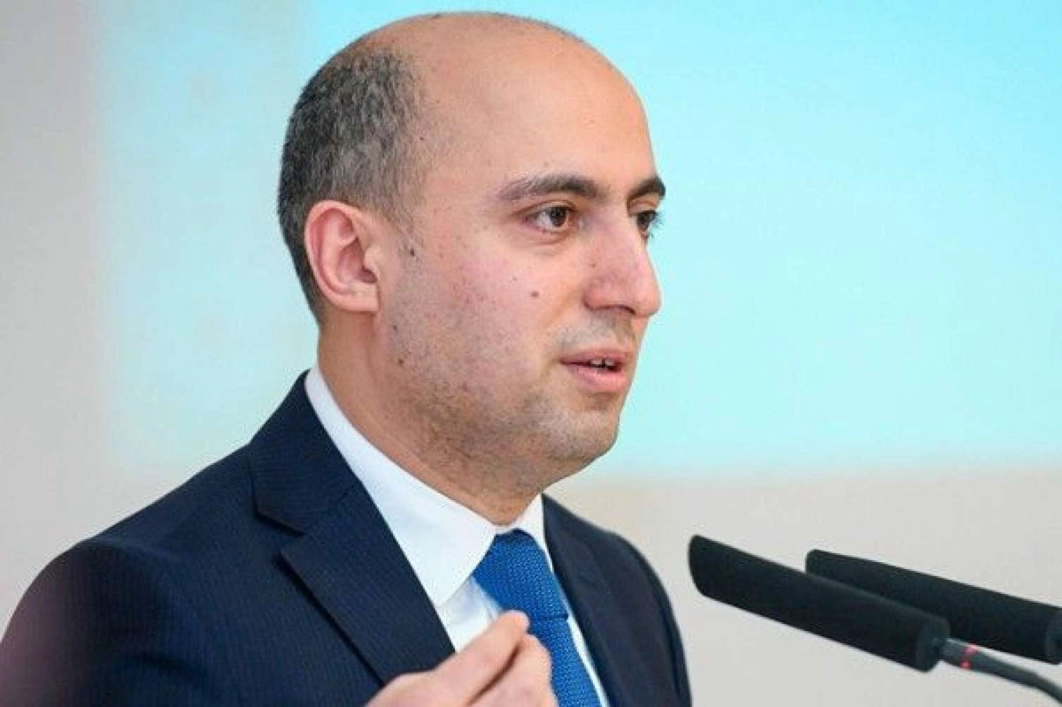 Emin Əmrullayevdən müəllimlər üçün geyim tələbi ilə bağlı AÇIQLAMA