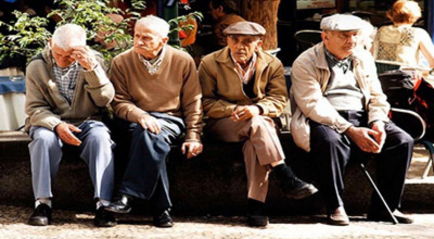 50 yaşdan yuxarı insanlar səhər yeməyində