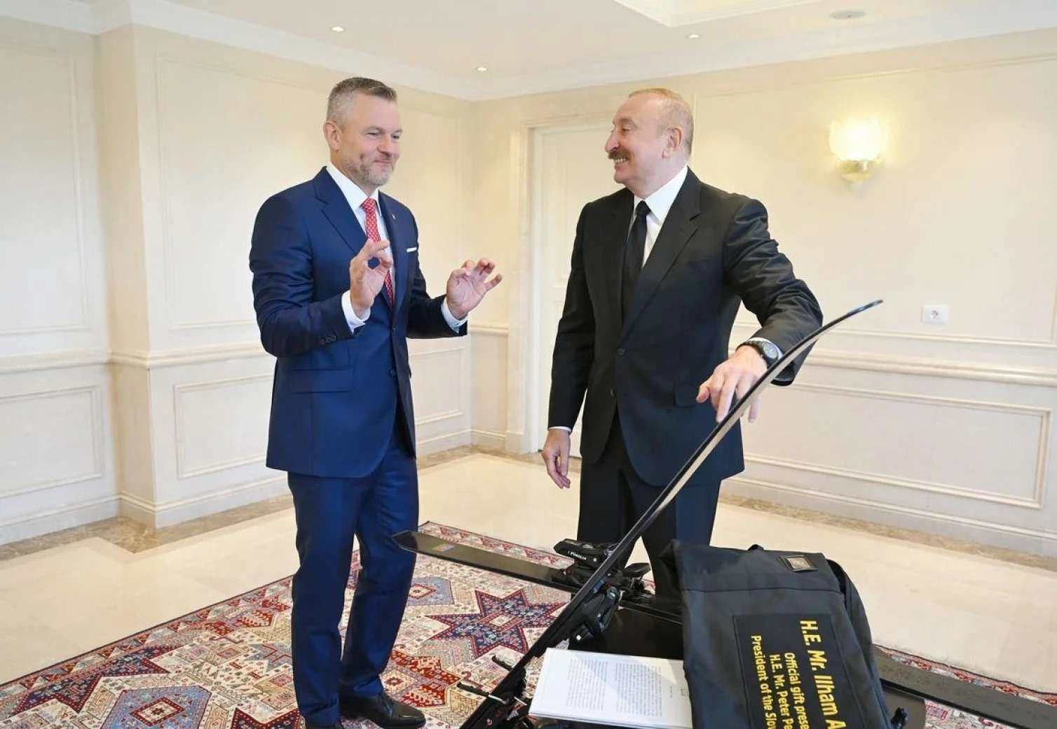 Pelleqrini İlham Əliyevə xizək hədiyyə etdi