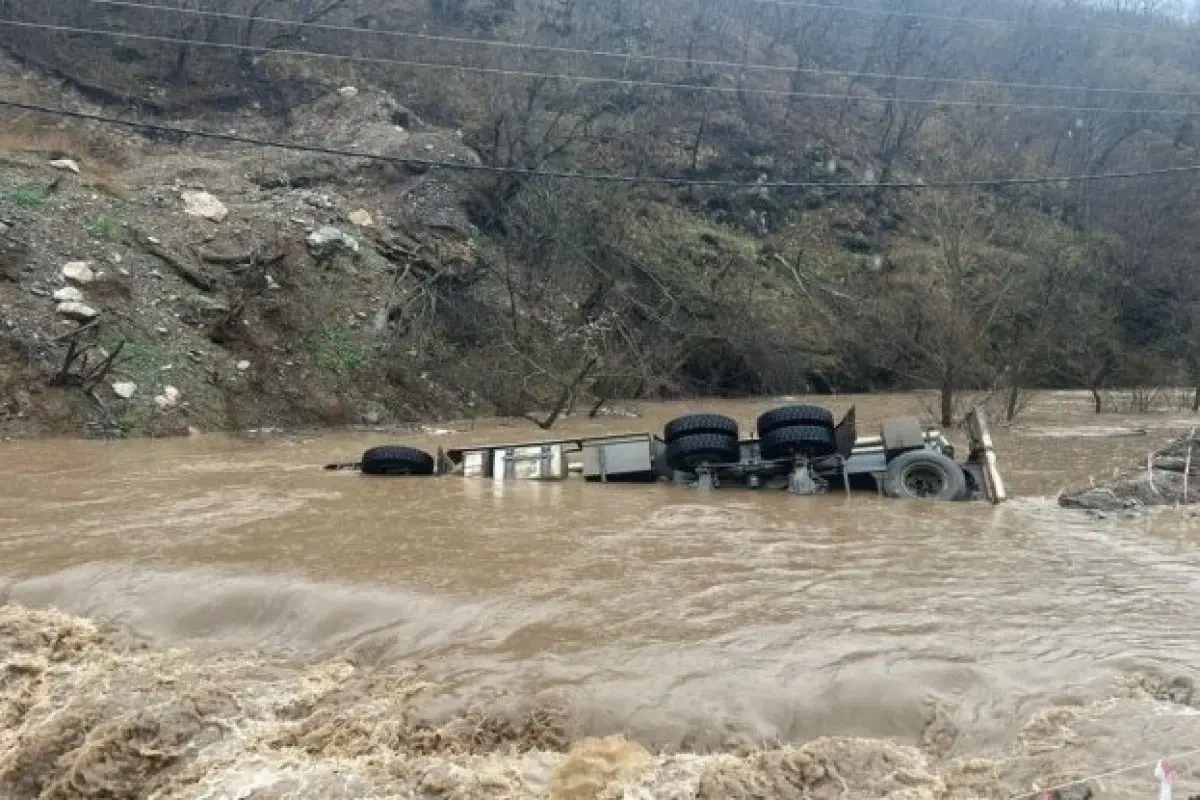 Yük maşını çaya aşdı, bir nəfər boğularaq öldü
