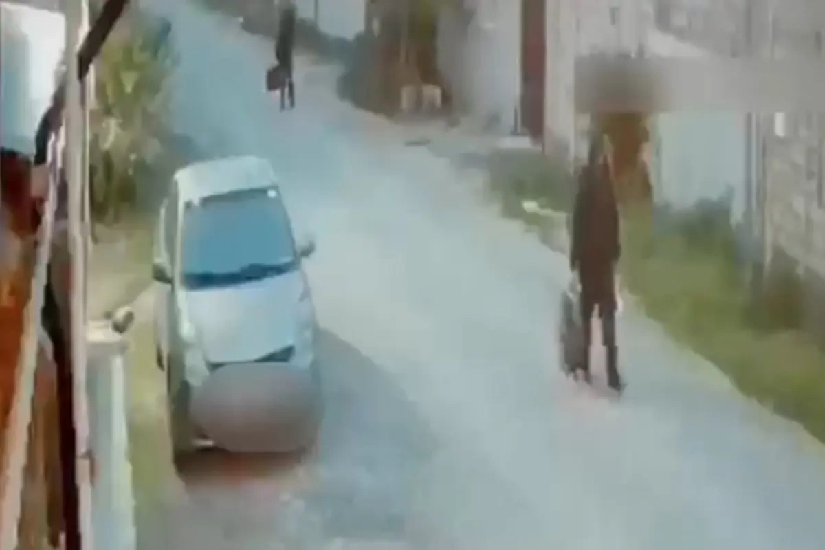 Evlərdən 50 minlik oğurluq edənlər kameraya düşdü - Video