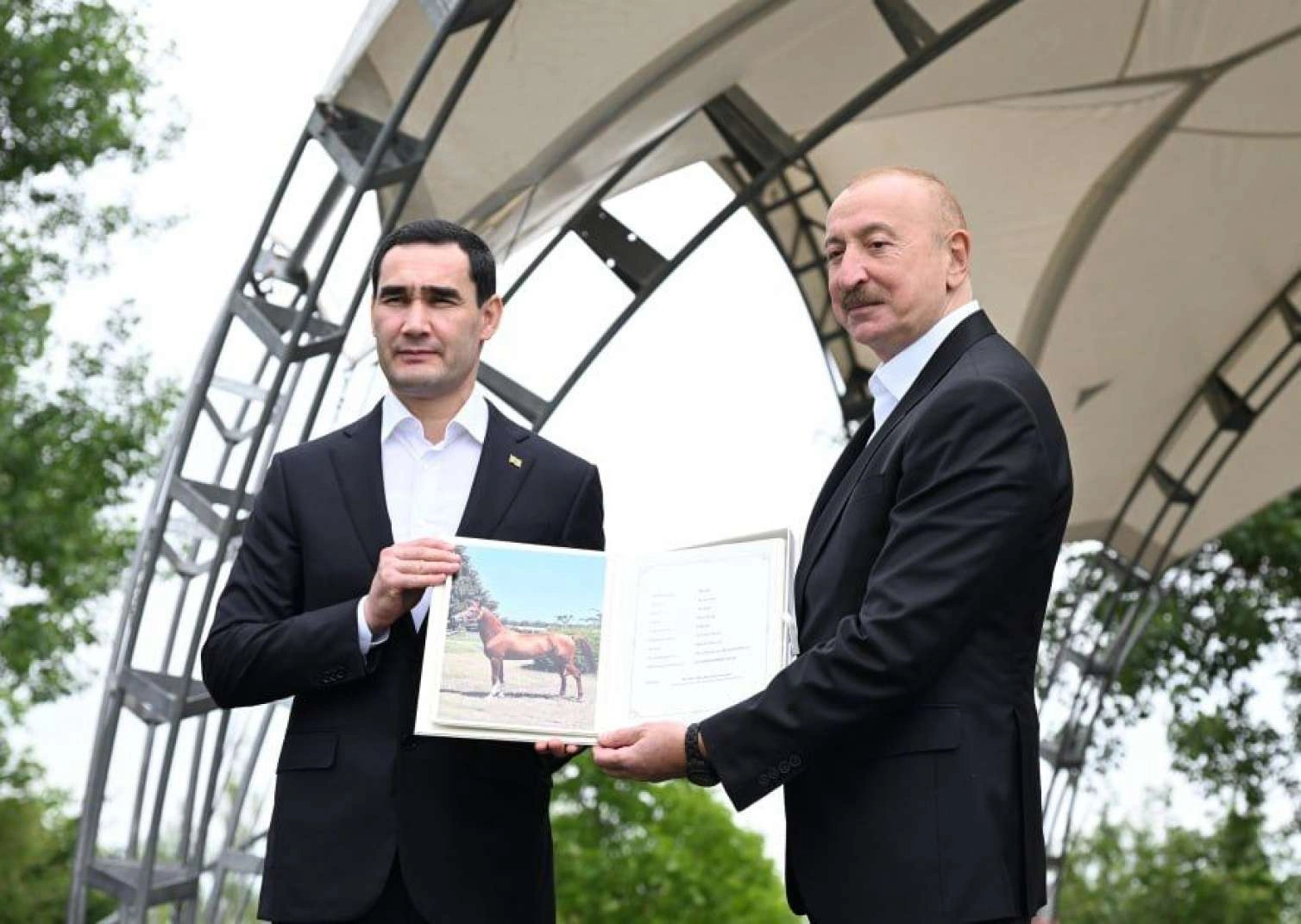 11 ay əvvəl eyni məkanda atasına da at hədiyyə olunmuşdu