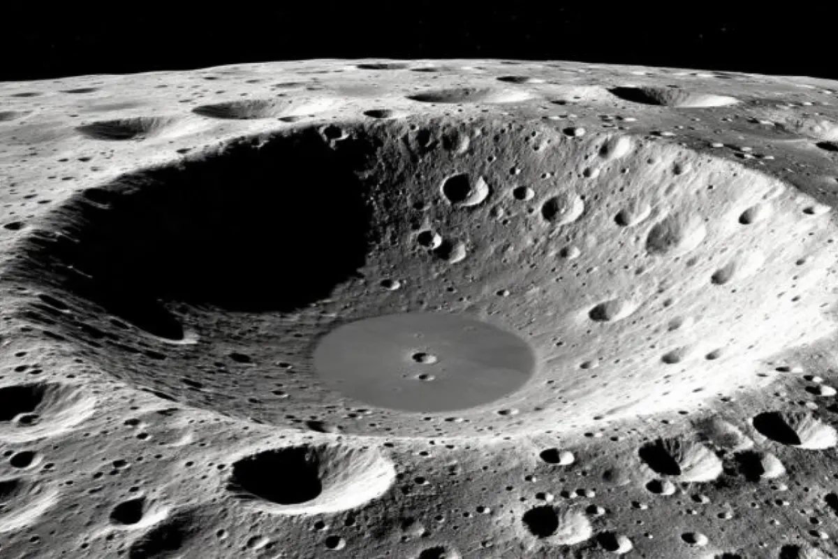 Ayın səthində nəhəng krater aşkarlandı