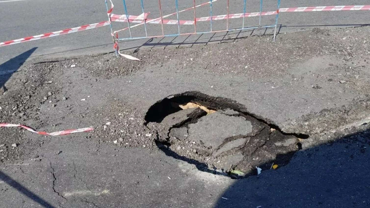 Bakının mərkəzində yolda çökmə: İri çuxur yarandı