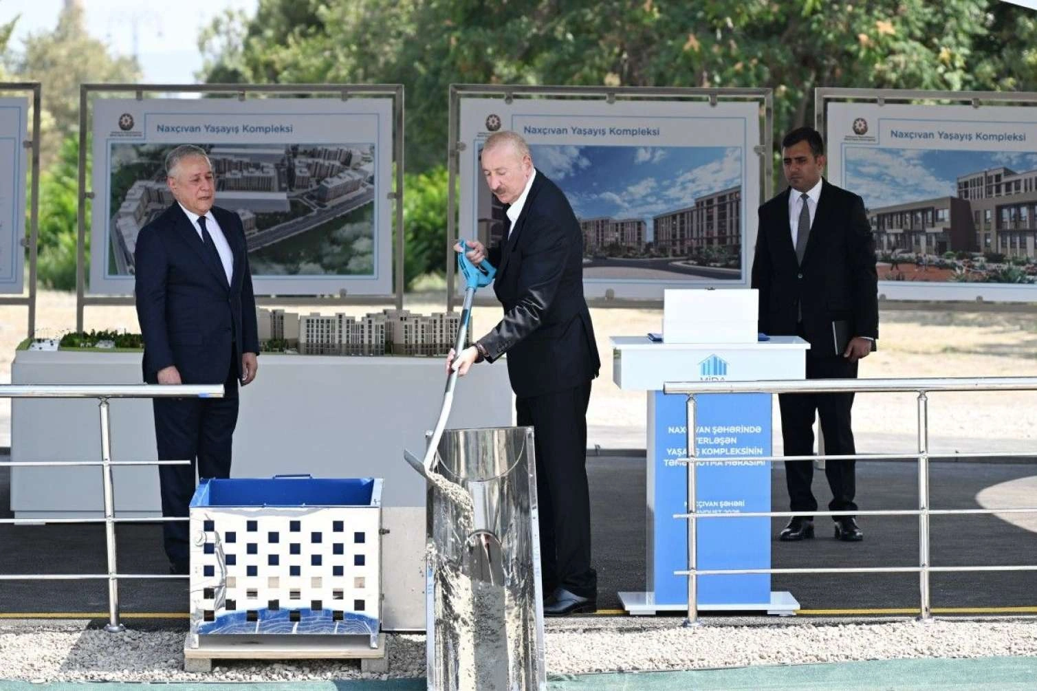 İlham Əliyev Naxçıvan şəhərində sosial evlər kompleksinin təməlini qoydu - FOTO