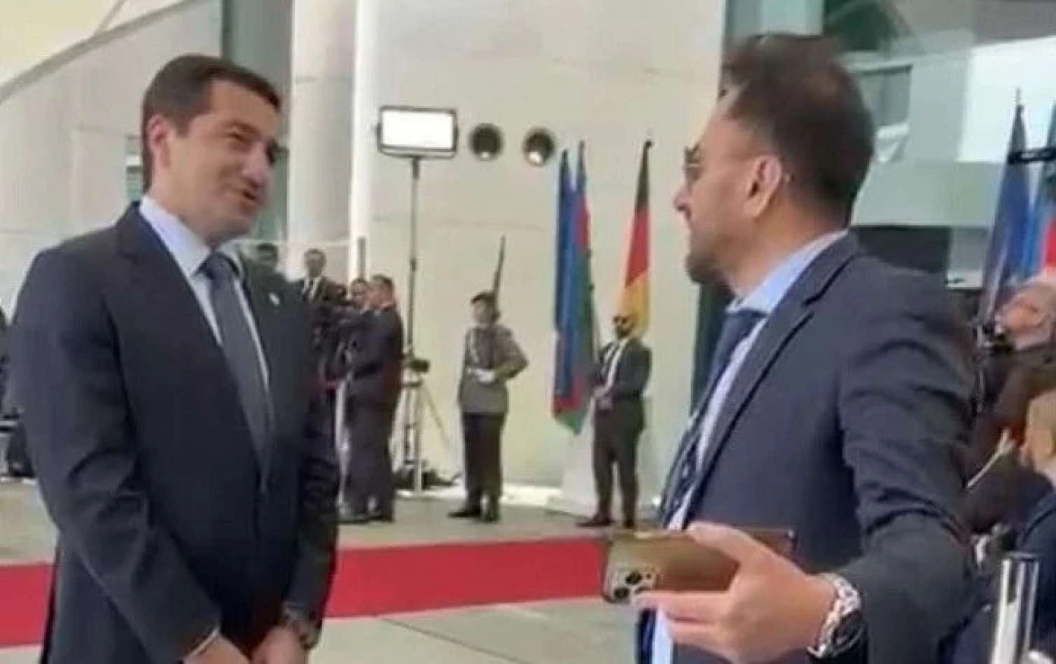 Dövlət vətəndaşla hansı dildə danışmalıdır?