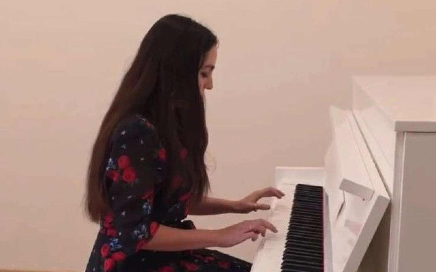 Leyla Əliyeva Şövkət Ələkbərovanın mahnısını ifa etdi -