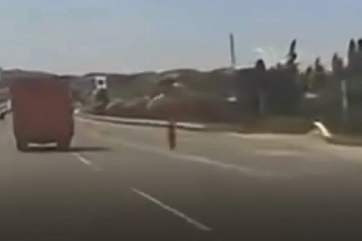 Bakı-Sumqayıt yolunda təhlükəli an: Yük maşınının qapısı qopdu - Video